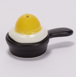 Nwt- mini salt and pepper shaker set